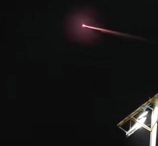 Penampakan bola api mirip meteor jatuh dari langit Cirebon. [Instagram]